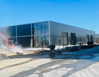 <p>Te huur: een <strong>opslagruimte van 288 m²</strong>, ideaal gelegen aan de <strong>Chaussée de Tirlemont 14 in Gembloux</strong>, met snelle toegang tot de hoofdwegen en een uitstekende zichtbaarheid.</p>
<p>Het gebouw is perfect geschikt voor opslag, logistieke activiteiten, een atelier of een kleine professionele activiteit die een praktische en vlot toegankelijke ruimte vereist.</p>
<p>De opslagruimte is uitgerust met een <strong>sanitair blok</strong>, wat extra comfort biedt voor dagelijks professioneel gebruik.</p>
<p>Gelegen in een dynamische buurt van Gembloux geniet het pand van een gunstige ligging nabij winkels, diensten en belangrijke verbindingswegen richting Namen, Brussel en Luik. Het station van Gembloux evenals commerciële en ambachtelijke zones zijn vlot bereikbaar, wat professionele verplaatsingen vergemakkelijkt.</p>
<p>Huurprijs: <strong>€1.100/maand exclusief btw</strong></p>
<p>Geschikt voor professionele activiteiten, opslag of ateliergebruik.</p>