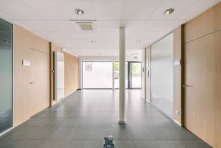 <p><span>BERCHEM - Bent u op zoek naar een veelzijdige handels- of kantoorruimte in centrum Berchem? </span></p><p><span> </span></p><p><span>Het pand heeft een totale oppervlakte van 168m² en werd gebouwd in 2016. Dankzij de recente bouw geniet het pand van een degelijke en kwalitatieve basis en biedt tal van mogelijkheden voor verschillende professionele activiteiten.</span></p><p><span> </span></p><p><span>De belangrijkste troeven:</span></p><ul><li><span>4 afzonderlijke praktijk- of kantoorruimtes</span></li><li><span>Ventilatiesysteem D + airco aanwezig</span></li><li><span>Goede visibiliteit </span></li><li><span>Parkeergelegenheid voor de deur</span></li><li><span>2 private parkeerplaatsen </span></li><li><span>Centrum Berchem</span></li></ul><p><span> </span></p><p><span>Zo ziet het pand eruit: </span></p><p><span>De handelsruimte bevindt zich op het gelijkvloers en beschikt over een ruime inkomhal met ontvangstruimte. Het pand omvat vier afzonderlijke praktijk- of kantoorruimtes die voor diverse doeleinden kunnen worden ingericht. Daarnaast is er een aparte keukenruimte aanwezig die toegang biedt tot een afgesloten terras.</span></p><p><span> </span></p><p><span>Verder beschikt het pand over twee bergingen, een technische ruimte en een sanitaire ruimte met twee toiletten. Achteraan het gebouw bevinden zich twee privatieve parkeerplaatsen. Er bestaat bovendien de mogelijkheid om bijkomende parkeerplatsen aan te kopen.</span></p><p><span> </span></p><p><span>Belangrijk:</span><span> </span></p><p><span>Richtprijs: €375.000 (Inclusief de twee parkeerplaatsen €10.000)</span></p><p><span>EPC: label A</span></p><p><span>Vrij bij akte</span></p><p><span> </span></p><p><span>Interesse in deze eigendom? Contacteer Céleste voor meer info of een bezoek via <span>oudenaarde@axellenaerts.be</span></span><span> of  055.60.30.00.</span></p><p><span> </span></p>