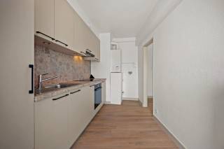Bent u op zoek naar een instapklaar appartement in het centrum van Tienen? Dit vernieuwde penthouse, gelegen op de vierde en hoogste verdieping biedt een aangename woonomgeving op een toplocatie, vlak bij winkels, scholen, openbaar vervoer (bus- en treinstation) en andere voorzieningen. Het appartement werd dit jaar vernieuwd en beschikt over een inkomhal, een lichtrijke leefruimte, een geïnstalleerde keuken, twee slaapkamers, een badkamer, een apart toilet en een gezellig terras. Daarnaast hoort er een privatieve kelderberging bij het appartement, wat zorgt voor extra bergruimte. Dankzij de aanwezige lift bereikt u het appartement comfortabel.<br />Een ideale woonplek voor wie comfortabel wil wonen in het bruisende centrum van Tienen.