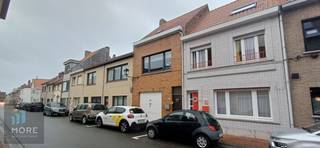 <p>Découvrez cette charmante maison de ville - répartie sur trois niveaux - dans une rue adjacente à la Knokkestraat à Heist : un endroit qui dégage de la chaleur. Située au premier étage, cette maison offre un salon élégant qui invite à des soirées conviviales avec des amis et la famille. La cuisine ouverte pratique s'imbrique parfaitement avec l'espace de vie. Avec trois chambres spacieuses, il y a amplement d'espace pour une famille ou une solution de bureau créatif à domicile. La salle de bain complète l'ensemble et apporte une atmosphère soignée à la maison.</p>

<p>La propriété dispose également de deux toilettes séparées, d'un garage/espace de rangement très spacieux, d'un débarras/chambre d'hobby donnant sur une cour et d'un grenier. En résumé : plus qu'assez d'espace !<br />Jugez par vous-même et contactez-nous pour les possibilités de visite.<br /><br /><span><strong>Location sous conditions ; Voir www.more.be, "documents" et sous réserve de disponibilité.</strong></span></p>