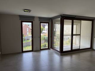 <strong>Recent (2017) appartement op de eerste verdieping, ideaal gelegen in een rustige straat, vlakbij het centrum van Bertem.</strong><br />Eerste verdieping: Inkomhal, WC, Living met open keuken en overdekt terras. Naast de keuken is er een kleine berging.<br />Slaapkamer met ingebouwde kast en uittrekbaar bed, 2de slaapkamer met ingebouwde kast en badkamer voorzien van inloopdouche en lavabo in meubel.<br />Verdieping -1: 1 autostaanplaats en ruime privé kelder.<br />Extra info: Verlichting en rolgordijnen aanwezig.
