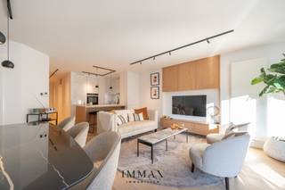 Cet appartement magnifiquement rénové bénéficie d'un emplacement unique, à quelques pas seulement de la place Rubens et de la mer, et à proximité du centre-ville.<br />Ce petit bijou vous accueille dans un hall d'entrée avec toilettes séparées. Le salon lumineux s'ouvre sur la cuisine ouverte et donne accès à la terrasse à l'avant. L'appartement dispose également de 3 chambres et de 2 salles de douche. À l'arrière, vous trouverez une terrasse ensoleillée supplémentaire, idéale pour profiter du calme. De plus, un débarras privé au sous-sol est inclus. L'appartement a été rénové avec beaucoup de goût, dans le souci du détail et avec des matériaux de qualité. Petit immeuble avec un seul appartement par étage ! <br /><br />Possibilité d'acheter une place de parking facile d'accès au rez-de-chaussée du bâtiment.<br />Extrait du plan d'urbanisme et registre des mesures en cours de demande.<br /><br />N'hésitez pas à nous contacter pour plus d'informations : tél. : 050 62 44 14 ou via knokke@immax.be.