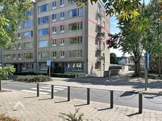 <p>Energiezuinig hoekappartement op een sublieme locatie bestaande uit een inkomhal met afzonderlijk toilet en vestiaire, ruime en lichtrijke leefruimte met eet-en zithoek + privaat terras, uitgeruste keuken, nachthal met 3 bergruimtes, ingerichte badkamer (douche, lavabo + aansluiting wasmachine), 2 ruime slaapkamers waarvan 1 met zuidgericht terras, kinderkamer en een ondergrondse autostaanplaats (bij te kopen voor 25.000€) en privatieve kelderberging.</p>
<p>Met uitzondering van keuken, toilet en badkamer, die voorzien zijn van tegels, zijn alle andere ruimtes voorzien van een eiken mozaïek parket.</p>
<p>Extra troeven:</p>
<ul>
<li>Energiezuinig</li>
<li>Conforme keuring elektriciteit</li>
<li>Dubbele beglazing PVC + rolluiken</li>
<li>Bewoonbare oppervlakte van +-120m²</li>
<li>Veel bergruimte</li>
<li>Lift aanwezig</li>
<li>Gemeenschappelijke fietsenberging</li>
<li>Op wandelafstand van scholen, winkels, openbaar vervoer en het Middelheimpark</li>
<li>Vlotte verbinding naar E19, A12 en Antwerpse Ring</li>
<li>Onmiddellijke nabijheid van fiets- en wandelknooppunten</li>
<li>Instapklaar</li>
</ul>
<p>Dit appartement is te koop ZONDER makelaar via het concept van Smart Houses! Wenst u verdere inlichtingen of bezoek? Contacteer rechtstreeks de eigenaar via +32474419738</p>