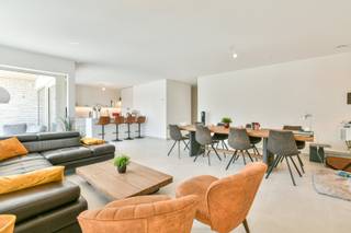 Residentie “Ace” is een stijlvol en exclusief nieuwbouwproject in het levendige centrum van Wenduine (De Haan). Dit kleinschalige project telt slechts acht ruime, luxueus afgewerkte appartementen, ontworpen voor wie comfort, kwaliteit en rust weet te waarderen.<br /><br />Maak kans op 6% BTW<br /><br />De eerste appartementen zijn reeds opgeleverd. Ook in dit project kan men genieten van het verlaagde BTW-tarief van 6%. U heeft bovendien nog de mogelijkheid om uw afwerking volledig te personaliseren via de toonzalen van VERHELST, ALSAN en KASTER Keukens. <br /><br />Ruimte, licht en royale terrassen<br /><br />De appartementen beschikken over twee slaapkamers en variëren in oppervlakte van 115 tot 120 m². Elk appartement is voorzien van een ruim terras tot 20 m², ideaal om te genieten van de groene omgeving en de frisse zeelucht. De architectuur combineert tijdloze elegantie met maximaal wooncomfort.<br /><br />Hoogwaardige materialen & duurzame afwerking<br /><br />Residentie “Ace” werd ontworpen met bijzondere aandacht voor detail, kwaliteit en duurzaamheid. De combinatie van EPDM-dakbedekking, hoogwaardige baksteen en ecologische Wienerberger-materialen garandeert een stijlvolle én duurzame uitstraling. Daarnaast beschikt het gebouw over een gemeenschappelijk, betegeld zonneterras van 75 m² in een verfijnde Off White-afwerking.<br /><br />Energiezuinig en toekomstgericht wonen<br /><br />Dankzij een geothermische warmtepompinstallatie met vloerverwarming behaalt Residentie “Ace” een gunstig E-peil tussen 31 en 40. Voor wie nog verder wil investeren in energie-efficiëntie, zijn zonnepanelen optioneel beschikbaar.<br /><br />Topligging op 500 meter van zee<br /><br />Wonen in Residentie “Ace” betekent wonen op een uitstekende locatie, op slechts 500 meter van strand, duinen en bos. U geniet hier van een perfecte balans tussen natuur, ontspanning en bereikbaarheid. Binnen het project zijn groenvoorzieningen en parkeermogelijkheden voorzien, met de optie tot aankoop van een private staanplaats en/of berging.<br /><br /> 6% BTW mogelijk<br />Bij aankoop kunt u – mits naleving van de wettelijke voorwaarden – nog genieten van het verlaagde BTW-tarief van 6%:<br />- Aankoop op persoonlijke titel<br />- Minstens 50% eigen bewoning<br />- Inschrijving op het adres zodra bewoonbaar<br />- Enige en eigen woning<br />Deze voorwaarden gelden gedurende minstens vijf jaar<br /><br />Uw kans op exclusief kustwonen<br /><br />Residentie “Ace” combineert luxueus wonen, energiezuinig comfort en een topligging aan zee. Een unieke opportuniteit voor eigen bewoning of een duurzame investering aan de Belgische kust.<br /><br />👉 Meer info: www.residentie-ace.be