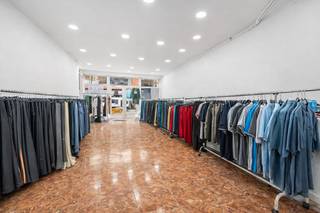 Dendermondsesteenweg 33, 9000 Gand<br /><br />Dans un excellent emplacement commercial, à seulement 200 mètres de la gare Dampoort (Gand), nous trouvons cette maison de commerce avec habitation. Idéal pour ceux qui souhaitent combiner vie privée et vie professionnelle ou qui recherchent un investissement rentable.<br /><br />Le rez-de-chaussée se compose d'un espace commercial d'environ 100 m² avec une vitrine de 5 mètres de large. À l'arrière se trouve un espace de stockage pratique.<br />Un escalier fixe vous permet d'accéder à la partie habitation. Au premier étage, la maison dispose d'un salon lumineux (21 m²), d'une cuisine (12 m²) et d'une salle de bains.<br />Le deuxième étage compte deux chambres spacieuses (16 m² et 13 m²). <br /><br />Atouts :<br /><br />- Emplacement idéal à 200 m de la gare de Dampoort<br />- Arrêt de bus devant la porte<br />- Emplacement commercial avec magasins et commodités à proximité immédiate<br />- Espace commercial ±100 m²<br />- Combinaison commerce & habitation<br /><br />Une opportunité unique pour les indépendants, les professions libérales ou les investisseurs à la recherche d'un immeuble commercial stratégiquement situé et offrant un confort de vie.<br /><br />Intéressé ? Contactez Ilhan au 0489 27 20 72 pour plus d'informations ou pour une visite sur place.