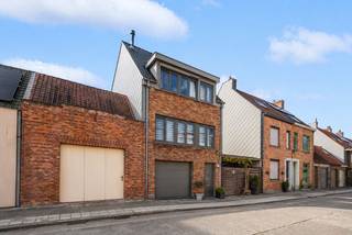 In een rustige straat in Assebroek vindt u deze perfect afgewerkte en instapklare bel-etagewoning, waar ruimte, licht en comfort naadloos...