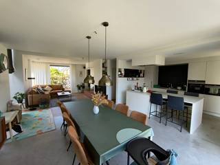 ***in optie*** instapklare energiezuinige gezinswoning nabij het centrum van Ravels<br />Rustig en kindvriendelijk wonen, met alle comfort binnen handbereik.<br />De Kerkakker in Ravels is een recente, rustige en kindvriendelijke verkaveling, gelegen vlak bij het centrum en de schoolomgeving van Ravels.<br />Deze energiezuinige halfopen bebouwing, gebouwd in 2017, combineert een doordachte indeling met hedendaags wooncomfort en een aangename buitenruimte. Met vier ruime slaapkamers is dit de ideale gezinswoning.<br />Via de inkomhal met gastentoilet en vestiaire komt u in de royale en lichtrijke leefruimte. Deze werd recent voorzien van een gashaard met ingebouwd meubel, wat zorgt voor extra sfeer en gezelligheid. Zowel de leefruimte als de keuken beschikt over vloerverwarming.<br />De open keuken vormt het hart van de woning en is uitgerust met een praktisch eiland met keramisch werkblad en kwalitatieve apparatuur. Aansluitend bevindt zich een handige berging/wasplaats met douche.<br />Naast de elegante eiken trap naar de eerste verdieping bevindt zich de toegang tot de kelder. Deze biedt een uitstekende extra bergruimte. De woning beschikt daarnaast over een kruipruimte.<br />Op de eerste verdieping bevinden zich drie slaapkamers en een volledig uitgeruste badkamer met dubbele wastafel, ligbad en douche. De badkamer is voorzien van vloerverwarming. De volledige verdieping is voorzien van parket en elektrische rolluiken.<br />Via de vaste eikentrap bereikt u de zolderverdieping. Hier bevindt zich een ruime polyvalente ruimte, die naar wens kan worden ingericht als extra slaapkamer, hobbyruimte, bureau of speelruimte. Daarnaast is er een afzonderlijke technische ruimte met de gascondensatieketel en het ventilatiesysteem type D.<br />Ook buiten is het aangenaam vertoeven. De onderhoudsvriendelijke tuin en het stijlvolle terras vormen een fijne plek om te ontspannen en volop van het buitenleven te genieten.De woning beschikt bovendien over een garage/berging en een carport.