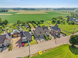 In Waltwilder, Langs de Romeinsestraat ter hoogte van nummer 36, bevindt zich deze halfvrijstaande woning met tuin en blijvend zicht op achterliggend groen. <br /><br />In het geliefde Waltwilder - en in het bijzonder in de Romeinsestraat - is het aangenaam om wonen in een gemoedelijke dorpse sfeer. De zone achter de woning heeft de bestemming landbouwgebieden gekregen. Bebouwing of ontwikkeling blijft hier uitgesloten, hetgeen de koper garanties geeft op rust en het vrije uitzicht op de achterliggende groene omgeving.<br /><br />Ondanks deze landelijke ligging, geniet men hier van een goede bereikbaarheid, met het centrum van Bilzen op een vijftal minuutjes rijden, en het centrum van Maastricht op minder dan een kwartiertje rijden. <br /><br /><br />De woning werd opgericht omstreeks 1984 en altijd met de nodige zorgen onderhouden. Mits enkele noodzakelijke verbeteringen in het kader van de renovatieplicht kan deze woning snel bewoond worden. Anderzijds zal een gepaste renovatie deze solide gebouwde woning weer volledig opwaarderen.<br /><br />INDELING/OMSCHRIJVING:<br /><br />GELIJKVLOERS<br />-inkomhal met gastentoilet en trap naar de verdieping <br />-Leefruimte met voldoende ruimte voor een gezellige zithoek bij de haard, en een eetplaats uitgevend op de veranda<br />-Veranda met een rustgevend zicht op de tuin en de achterliggende omgeving<br />-Aparte keuken met zicht op de tuin, mogelijk te betrekken bij de leefruimte<br />-Handige doorgang met bergruimte, vertrekkende van aan de inkomhal vooraan, tot aan de keuken achteraan<br /><br />1ste VERDIEPING<br />-Ruime nachthal <br />-Badkamer<br />-1ste ruime slaapkamer<br />-Slaapkamer 2 en 3, thans nu ingericht als 2de slaapkamer met dressing/bureeltje<br /><br />ZOLDER<br />-Ruime zolder met uitbreidingsmogelijkheden, inrichting van een bijkomende slaapkamer mits installatie van een vaste trap<br /><br />KELDER<br />-Onder de volledige oppervlakte van de woning, handig voor stockage maar zeker ook voor de toegankelijkheid bij het uitvoeren van eventuele verbouwingswerken<br />-Garage<br />-Ruimte voor CV<br /><br />BUITEN<br />-Leuk terras met zicht op de tuin <br />-Netjes verzorgde tuin, volledig omheind en uitgevend op de achterliggende omgeving, ideaal voor gezinnen met spelende kinderen en voor wie rust en een landelijke sfeer weet te waarderen. <br /><br /><br />EPC: 409 kWh/m² p.j. – label E – bijgevolg is dit eigendom onderhevig aan de renovatieplicht. Tal van efficiënte ingrepen mogelijk.<br /><br />Deze half vrijstaande woning met ruime tuin in het mooie Waltwilder is een mooie kans voor gezinnen die op zoek zijn naar een degelijke gebouwde woning als geschikte basis voor een mooie verdere renovatie op eigen tempo, gunstig en centraal gelegen met zicht op achterliggend groen, met tegelijkertijd vlot toegang tot alle faciliteiten die een bloeiende stad als Bilzen-Hoeselt te bieden heeft. <br /><br />Bekijk zeker ook het filmpje:<br />https://www.instagram.com/reel/DZfFD4WKfLF/
