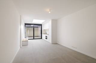 <p><span>Deze volledig gerenoveerde woning is gelegen in de rustige Patersmotestraat in Kortrijk en combineert hedendaags wooncomfort met een aangename ligging nabij het stadscentrum.</span></p><p><span>Op het gelijkvloers beschikt de woning over een ruime inkomhal met voldoende plaats voor een vestiaire en/of het stallen van fietsen. Verder vinden we een apart toilet, een ruime, open leefruimte waarin de woonkamer en keuken mooi in elkaar overvloeien. Aansluitend bevindt zich een aangename patio, een fijne buitenruimte om te genieten van een rustig moment.</span></p><p><span>Op de eerste verdieping bevindt zich een ruime slaapkamer en een volledig uitgeruste badkamer met ligbad, inloopdouche, lavabo en toilet.</span></p><p><span>De tweede verdieping biedt nog één ruime slaapkamer en nog één kinderkamer/ bureau. </span></p><p><span>Daarnaast beschikt de woning over een ruime en droge kelder, ideaal als extra bergruimte.</span></p><p><span> </span></p><p><span>De woning geniet van een gunstige ligging met verschillende voorzieningen in de omgeving. Het centrum van Kortrijk en de Grote Markt zijn vlot bereikbaar, net als winkels en horeca. Ook het Station Kortrijk bevindt zich op wandelafstand.</span></p>