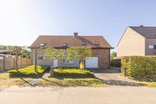 Rustig gelegen open bebouwing, gerenoveerd en aangebouwd in 2001 met 4 slaapkamers, 2 badkamers en zuidgerichte tuin.Mogelijkheid tot uitoefening van...