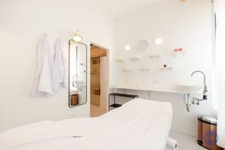 <p><span>Informatie handelspand: </span></p><p><span>Volledig gemeubeld en instapklaar luxe schoonheidsinstituut over te nemen op een toplocatie in Antwerpen-Berchem. Het salon bevindt zich in een nieuwbouw met een hoog EPB-energielabel, wat zorgt voor een moderne en energiezuinige werkomgeving. Het pand wordt aangeboden aan een maandelijkse huurprijs van 1.500 en wordt kosteloos overgedragen met de volledige salon inrichting en hoogwaardige Duitse schoonheidsapparatuur. Het stijlvolle interieur omvat nagel stations, SPA-pedicurestoelen en comfortabele behandel bedden, waardoor je onmiddellijk kan starten zonder bijkomende investering. Er is bovendien de mogelijkheid om de bestaande zaak over te nemen, die beschikt over een klantenbestand van meer dan 1.800 klanten. Een nagel styliste die halve dagen werkt genereert gemiddeld ongeveer 2.000 EUR maandelijkse omzet, rekening houdend met seizoensschommelingen. Op basis van deze prestaties kunnen drie voltijds werkende professionals een geschatte minimale maandelijkse omzet van ongeveer 12.000 EUR realiseren. Dankzij de uitstekende ligging in Antwerpen-Berchem geniet het salon van sterke zichtbaarheid en een vlotte bereikbaarheid. Dit maakt het een ideale opportuniteit voor zowel starters als ervaren beauty professionals die hun activiteiten willen uitbreiden. Een unieke kans om onmiddellijk te starten in een volledig uitgerust schoonheidsinstituut met een sterke bestaande klantenbasis.</span></p><p><span> </span></p><p><span>Indeling</span></p><ul><li><span>Handelspand op de begane grond, voorzien van een natuurlijke tegelvloer. </span></li><li><span>Opgedeeld in drie afzonderlijke behandelingruimtes</span><span>. </span></li><li><span>Volledig ingericht met hoogwaardig meubilair en professionele schoonheidsapparatuur van topmerken.</span></li><li><span>Onmiddellijk gebruiksklaar voor beauty- en nagel behandelingen zonder bijkomende investering. </span></li></ul><p><span> </span></p><p><span>Extra's</span><span> </span></p><ul><li><span>Vloerverwarming, wat zorgt voor een elegantere en comfortabelere binneninfrastructuur.</span></li><li><span>EPC: B.</span></li><li><span>Apart toilet, voorzien van lavabo.</span></li></ul><p><span> </span></p><p><span>Huurinformatie:</span></p><ul><li><span>Huurprijs: basishuur van 1.500 EUR/m + algemene kosten van 100 EUR/maand.</span></li><li><span>Beschikbaar: onmiddellijk.</span></li></ul><ul><li><span>Onroerende voorheffing ten laste van de huurder.</span></li><li><span>Algemene kosten: ca. 100 euro.</span></li><li><span>Individueel verbruik van elektriciteit, gas en water. </span></li><li><span>Waarborg: 3 maanden.</span></li><li><span>Opmaak plaatsbeschrijving is bespreekbaar. </span></li><li><span>Commissie: 15% jaarhuur, eenmalig te betaling.</span></li></ul><p><span> </span></p><p><span>Gebouw</span></p><ul><li><span>Recent en modern gebouw met een verzorgde en professionele uitstraling.</span></li><li><span>Volledig nieuwbouwproject, opgeleverd in 2023</span><span>.</span></li><li><span>Privé-ingang, wat zorgt voor een rustige, veilige en comfortabele omgeving voor klanten en personeel.</span></li></ul><p><span> </span></p><p><span>Ligging</span></p><ul><li><span>Gelegen aan de Doornelei in Antwerpen-Berchem, in een levendige en residentiële buurt met veel passage. </span></li><li><span>Vlot bereikbaar met het openbaar vervoer en op korte afstand van belangrijke invalswegen en het station Antwerpen-Berchem. </span></li><li><span>Op korte afstand van belangrijke invalswegen en het station Antwerpen-Berchem.</span></li><li><span>Ruime parkeermogelijkheden rond het gebouw, waardoor klanten eenvoudig een parkeerplaats kunnen vinden.</span></li></ul><p><span> </span></p><p><span> </span></p><p><span>* De informatie in deze prospect is ter informatieve titel: de kandidaat-huurders moeten hun eigen zaak maken van het verkrijgen, controleren en interpreteren van deze informatie.</span></p><p><span> </span></p><p><span> </span></p>