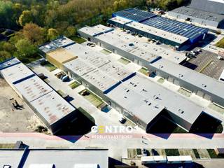 <u><strong>Benaderende OPPERVLAKTE:</strong></u><br />Magazijn: <strong>411.55m²</strong><br /><strong>Inclusief 2 private parkeerplaatsen </strong>voor de deur (grasdallen) en gemeenschappelijke fietsenstalling. <br /><strong>Grote manoeuvreerruimte</strong>, die de toegankelijkheid van opleggers mogelijk maakt.<br /><br /><strong><u>SPECIFICATIES:</u></strong>
<ul>
<li><strong>Constructie:</strong> betonnen constructie met volledige overspanning </li>
<li><strong>Wanden: </strong>cellenbetonblokken, sandwichpanelen met isolatie en cellenbetonpanelen </li>
<li><strong>Bevloering:</strong> Gepolierde en gewapende betonvloer</li>
<li><strong>Dak:</strong> betonnen dak met lichtkoepels (rookluiken). Mogelijkheid hierop <strong>zonnepanelen</strong> te plaatsen!!</li>
<li><strong>Poorten: </strong>elektrische sectionaalpoort (h: 4,5m x b: 4,8m) met afzonderlijke loopdeur</li>
<li><strong>Sanitair: </strong>1 toilet met spoelbak</li>
<li><strong>Vrije hoogte:</strong> ± 6m</li>
<li><strong>Verlichting</strong>: LED-verlichting</li>
</ul>
<u><strong>NUTSVOORZIENINGEN:</strong></u> Elektriciteit (drijfkracht, 3 x 400V, 32A), stads -en regenwater (regenput van 10.000 liter).<br /><br /><u><strong>LIGGING:</strong></u><br />Vlakbij haven van Zeebrugge, vlotte verbinding naar binnenland via expresweg van Brugge naar E40/E403/A11.<br />- Op 3,3 km van de oprit N31<br /><br /><u>* Bijzonderheden:</u><br />- Onmiddellijk beschikbaar bij het verlijden van de akte<br />- Verdeelsleutel grond (registratie) - en constructiewaarde (Btw): 45/55<br />- Vermelde verkoopprijs is exclusief btw (21%), aansluitingskosten en kosten voor opmaak van het PID en de basisakte.<br />- Onze referentie op <strong>www.centro.be</strong> : <strong>Q0835-23</strong> of contacteer ons via<strong> 050/70.01.02</strong> voor meer info.