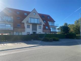 <p><span>Aangenaam gelijkvloersappartement op een rustige en gegeerde ligging, op wandelafstand van het strand en de duinen.</span><span> De combinatie van een praktische indeling, een ruime buitenruimte en de nabijheid van zee maakt deze woning bijzonder aantrekkelijk voor wie comfortabel aan de kust wil wonen.</span></p><p><span>Bij het betreden van het appartement komt u in de inkomhal, die toegang biedt tot de gezellige leefruimte. Deze beschikt over een volledig ingerichte keuken en geniet van een rechtstreekse verbinding met het terras. Aansluitend bevindt zich de </span><span>privatieve tuin</span><span>, een aangename buitenruimte waar u in alle rust kunt ontspannen en genieten van het buitenleven.</span></p><p><span>Het appartement beschikt verder over een </span><span>ruime slaapkamer met dressing</span><span>, een badkamer voorzien van een dubbele lavabo en bad/douchecombinatie, een afzonderlijk toilet en een praktische berging</span></p><p><span>Als bijkomende troef beschikt het appartement over </span><span>een garage en een staanplaats, beide inbegrepen in de prijs</span><span>. Hierdoor geniet u niet alleen van een comfortabele woonomgeving, maar ook van extra parkeergelegenheid en praktische bergruimte.</span><span> </span></p><p><span>Troeven</span></p><ul><li><span>Gelijkvloerse ligging</span></li><li><span>Terras met privatieve tuin</span></li><li><span>Ruime slaapkamer met dressing</span></li><li><span>Volledig ingerichte keuken</span></li><li><span>Praktische indeling</span></li><li><span>Rustige ligging</span></li><li><span>Op wandelafstand van strand en duinen</span></li><li><span>Geschikt voor permanente bewoning</span></li></ul><p><span>Een aangenaam appartement met een mooie combinatie van comfort, rust en buitenruimte, op een uitstekende ligging nabij zee.</span></p><p><span>.</span></p><p><span>Maandelijkse lasten: € 75</span></p><p><span>Huurwaarborg (3 maand): € 2775</span></p><p><span>Kosten plaatsbeschrijving: +- € 200</span></p><p><span>Vrij vanaf 01/11/2026</span></p><p><span> </span></p>