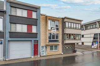 Volledig verhuurd opbrengsteigendom bestaande uit drie appartementen. Dit gebouw vormt een interessante investering dankzij de stabiele...
