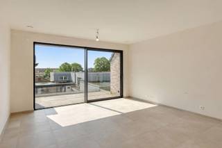 Laatste 4 appartementen! Aankoop 6% btw mogelijk!Residentie Escautval is een exclusief nieuwbouwproject met een moderne architectuur en hoogwaardige, traditioneel gemetselde constructie. Dankzij 40 cm dikke muren met doorgedreven isolatie, ALU-ramen met superisolerend glas, een geïsoleerd zadeldak en akoestische isolatie geniet u van optimaal wooncomfort en rust. De 1 en 2-slaapkamerappartementen worden opgeleverd *klaar-voor-de-schilder*.De ruime terrassen (1,80 m tot 2,40 m breed) en zongeorienteerde leefruimtes zorgen voor maximaal licht en buitenbeleving. Verwarming en sanitair warm water gebeuren via een individuele lucht/water-warmtepomp met vloerverwarming, met actieve koeling en lage energiekosten als rechtstreeks voordeel. Ventilatiesysteem D met warmterecuperatie garandeert een gezond binnenklimaat.Elk appartement beschikt over zonnepanelen (voorziene E-peil E20) waardoor volledige vrijstelling van onroerende voorheffing gedurende 5 jaar wordt bekomen. De badkamers zijn luxueus afgewerkt met inloopdouche, dubbele wastafel en designmeubel. De volledig ingerichte keuken omvat kwaliteitsvolle toestellen.Verder een praktische “alles-uit”-drukknop, keramische vloertegels, parketvinyl in de slaapkamers, een individuele berging, fietsenstalling en parkeerplaatsen met voorziening voor laadpaal. De bovenste appartementen hebben een zolder (+/- 50 m²) als extra.