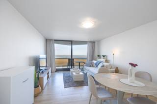 <strong>LUXUEUZE STUDIO MET FRONTAAL ZEEZICHT IN RESIDENTIE ANDROMEDA (ONDER OPTIE)</strong><br />Ontdek deze charmante en lichtrijke studio gelegen op de derde verdieping van de prestigieuze Residentie Andromeda, op de dijk en vlakbij het Kursaal van Oostende.<br />De studio omvat een aangename leefruimte met toegang tot het zonnig terras dat een prachtig uitzicht biedt over de Albert I-Promenade en de zee, een inkomhal met praktische kastenwand, een volledig ingerichte keuken, een badkamer met dubbele lavabo, bad, douche en toilet,<br />Dankzij de grote raampartijen geniet u van een overvloed aan natuurlijk licht en een adembenemend zeezicht – de perfecte plek om tot rust te komen aan de Belgische kust.<br /><u>Troeven</u>:
<ul>
	<li>Gelegen in één van de meest gegeerde residenties van Oostende</li>
	<li>Onmiddellijk aan de zeedijk en het centrum</li>
	<li>Perfect onderhouden standing volle residentie met geen grote kosten</li>
	<li>Ideaal als tweede verblijf of investering</li>
</ul>
<u>Praktisch</u>

<ul>
	<li>Oppervlakte: 45 m² + terras</li>
	<li>Niet-geïndexeerd K.I.: € 932,00</li>
	<li>Asbestveilig</li>
	<li>EPC: 149 kWh/(m² jaar) - B-label</li>
</ul>