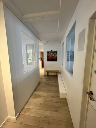 Dans le coeur du quartier Leopold, près de toutes les institutions européennes. A mi-distance entre les stations de métro Art-Loi et Maelbeek. De plus un arrêt de bus est desservi devant l'entrée. Grand parking disponible sur demande.<br />•     Surface de 312 m²