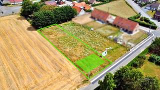 Op deze prachtige locatie in Amougies worden er <strong>2 percelen</strong> aangeboden beide geschikt voor een <strong>open bebouwing</strong>. Bouwt U hier binnenkort uw droomhuis die uitkijkt op de groene omgeving rondom het Kluisbos?<br /><strong>Geen bouwverplichting van toepassing!</strong><br /><br />De oppervlaktes van beide loten bedragen:<br />lot 1.     €179.900      →     1176 m²<br />lot 2.     €169.900      →     1311 m²<br /><br />Meer info? Contacteer Kyamo De Smet: 0479 06 13 71
