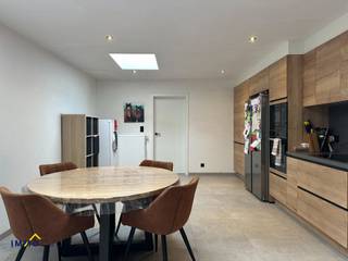 Deze recent gerenoveerde woning, gelegen nabij het centrum van Aalst, beschikt op het gelijkvloers over een inkomhal, een ruime en...