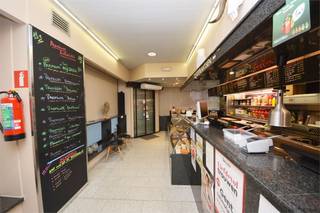 Strategisch gelegen commercieel hoekpand te huur, gelegen op een belangrijke locatie aan ‘de kerk van Mijlbeek’, vlakbij scholen, OLV Ziekenhuis, ....  Dit betreft de super goed draaiende ‘Frituur Mijlbeek’ (reeds de vierde generatie) . Het gelijkvloers (ca. 85 m²) is ingericht als frituur met compleet ingerichte keuken, dubbel sanitair, koeltoog, bergruimte en garage (doet momenteel dienst als extra bergruimte). Op de eerste verdieping is er een verbruikszaal met plaats voor ca. 65 personen. Alle frituurmateriaal (friteuses, kassasysteem, koeltoog, diepvries, werktafel, inboedel,  …) is inbegrepen in de overname. Dubbele beglazing – Frituur compleet vernieuwd in 2011 – airco aanwezig. De maandelijkse huurprijs bedraagt 1.900 euro + onroerende voorheffing. OVERNAME IN ONDERLING OVERLEG. <br /><br />Heeft U interesse in dit bedrijfsvastgoed te huur gelegen te Aalst, contacteer 054 33 62 52 of info@immodelestre.be <br />