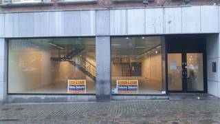 Modern, ruim commercieel gebouw te huur, gelegen in het hartje van het centrum van Bergen (Mons). Dit pand heeft een commercieel gelijkvloers van 283 m², een eerste verd. van 251 m² wordt tevens commercieel gebruikt. Totale commerciële oppervlakte = 534 m².  De tweede en de derde verdieping zijn bruikbaar als stockruimte of sociale ruimte. Tevens kelder van 37 m².<br />Er is tevens een lift aanwezig in de winkel.<br />De gevelbreedte van ca. 10,5 m zorgt voor een optimale zichtbaarheid. <br />Het pand is gelegen recht tegenover de vestiging van ‘PRIMARK’. <br />HUURPRIJS GEHELE GEBOUW: 6.500 euro per maand. <br />HUURPRIJS ENKEL HET GELIJKVLOERS: 4.850 euro per maand. <br /><br />Onroerende voorheffing ten laste van de huurder. <br /><br />Benieuwd naar dit bedrijfsvastgoed te huur, gelegen te Heist-op-den-Berg? <br />Contacteer 054 33 62 52 of info@immodelestre.be <br /><br />www.immodelestre.be <br />