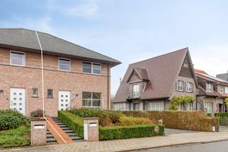 Deze halfopen bebouwing (bouwjaar 2000) ligt op een boogscheut van het centrum van Oudenaarde en is vlot bereikbaar via de N60. De woning heeft...