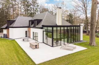 <p>Deze high-end vernieuwbouwvilla werd tot op het bot gestript en volledig heropgebouwd<br />met oog voor detail en duurzaamheid. Alle bestaande structuren werden verwijderd tot op<br />de ruwe bouwschil, inclusief vloeren, technieken en afwerkingen, waardoor een<br />totaalrenovatie van uitzonderlijk niveau mogelijk werd.<br />Bij de heropbouw werd resoluut gekozen voor de meest performante en toekomstgerichte<br />oplossingen op het vlak van energie-efficiëntie. Dankzij doorgedreven isolatie,<br />hoogrendementsglas, geavanceerde technieken en een doordachte materiaalkeuze voldoet<br />de woning aan de strengste hedendaagse energienormen.<br />Het resultaat is een luxueuze, instapklare villa waar esthetiek en comfort hand in hand gaan<br />met een uiterst laag energieverbruik, een duurzame investering met oog op de toekomst.<br /><br />Indeling:<br />Inkomhal met vestiaireruimte en gastentoilet.<br />Aansluitend bevindt zich een polyvalente ruimte die perfect kan worden ingericht als bureau<br />of tv-kamer, evenals een ruime eetkamer.<br />De royale leefruimte wordt gekenmerkt door veel natuurlijke lichtinval en heeft een prachtig<br />zicht op de tuin. De eetkamer met polyvalente ruimte, het salon en de open vloeien<br />harmonieus in elkaar over. De polyvalente ruimte kan perfect dienst doen extra tv-<br />kamer/zithoek/speelhoek ….. De open, hypergeïnstalleerde keuken bevindt zich in een<br />elegante glazen uitbouw en is uitgerust met hoogwaardige, energiezuinige toestellen die<br />perfect aansluiten bij het totaalconcept van de woning.<br />Verder beschikt de woning over een dubbele inpandige garage en een berging.<br /><br />Verdieping 1<br />Overloop met toegang tot de master bedroom met en-suite badkamer en voorzien van een<br />ruime inloopdouche, dubbele wastafel en ligbad, ruimte voor een dressing en met een<br />panoramisch zicht op de tuin.<br />Daarnaast een tweede slaapkamer met eigen douchekamer en dubbele wastafel. Verder zijn<br />er nog twee ruime slaapkamers die samen gebruik maken van een derde badkamer met<br />inloopdouche en enkele wastafel. Tot slot is er ook een apart toilet en een praktische<br />wasruimte.<br /><br />Terras en tuin<br />De woning is omgeven door een grote tuin met een ruim zonneterras. Bovendien is er de<br />mogelijkheid tot het aanleggen van een zwembad.<br /><br />Bijzonderheden<br />Totaalrenovatie en heropbouw met focus op kwaliteit en energie-efficiëntie, hoogwaardige<br />afwerking en talrijke maatwerkoplossingen, vloerverwarming (warmptepomp), maximale<br />lichtinval, regenwaterput en zonnepanelen, EPC 67 kWh/m2 - label A - UC 0003661467, Vg-<br />Wp-Vv-Gvkr-Gmo-Gworg<br />Verkoop onder registratierechten.</p>