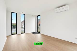 Ontdek deze stijlvolle halfopen woning te koop in Krombeke, waar hedendaags wooncomfort en een rustige woonomgeving perfect samenkomen. Deze instapklare eigendom uit 2024 biedt alle ruimte voor wie op zoek is naar een moderne gezinswoning met toekomstgerichte technieken.<br /><br />In de Burgemeester Deblockstraat in Krombeke geniet u van een aangename ligging met vlotte bereikbaarheid en een rustige omgeving. Deze ruime woning beschikt over een bewoonbare oppervlakte van 115 m² en werd doordacht ontworpen met oog voor comfort en energiezuinig wonen. Binnenin vindt u een lichtrijke leefruimte die naadloos aansluit op de keuken en de buitenomgeving. Met drie volwaardige slaapkamers en een badkamer biedt deze woonst alle ruimte voor gezinnen, starters of wie extra plaats wenst. De tuin wordt nog aangelegd, waardoor u deze volledig naar eigen smaak kan afwerken en optimaal kan genieten van het buitenleven. Dankzij de kwalitatieve afwerking is deze woning volledig instapklaar.<br /><br />De indeling gaat als volgt: <br /><br />leefruimte - hal - WC - keuken - berging<br /><br />nachthal - 3 slaapkamers - badkamer<br /><br />Benieuwd naar deze woning in Krombeke? Vraag vandaag nog uw bezoek aan via Immo Francois en ontdek zelf de troeven van deze eigendom. Vanuit onze sterke aanwezigheid in Poperinge, Vleteren, Heuvelland en Mesen begeleiden wij u graag persoonlijk bij uw zoektocht naar uw nieuwe thuis.<br /><br />Technische kenmerken:<br /><br />- Lucht-lucht warmtepomp<br /><br />- 8 zonnepanelen en thuisbatterij<br /><br />- AEG toestellen in de keuken<br /><br />Denk je eraan om je woning in Poperinge te verkopen? Neem vrijblijvend contact op met Aline van Immo Francois in Poperinge voor een gratis schatting via aline@immofranocis.be.<br /><br />