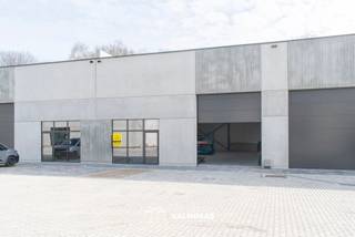 VALIMMAS verhuurt in het bedrijvenpark "ID-PARK BIS" dit nieuwe bedrijfsgebouw met 3 parkeerplaatsen ...
Bedrijfsruimte (± 11,85 x 19.58 = 232m²);
→ vrije hoogte ± 6,5m;
→ vloer in gepolierd beton;
→ geautomatiseerde sectionaalpoort (breedte ± 4m x hoogte ± 4,50m);
→ dak in gegalvaniseerde golfplaten op metalen draagstructuur – lichtstraat – 6x LED-armaturen;
→ elektriciteit: 3-fasig;
→ kitchenette en toilet.
Het ID-PARK ontsluit op de N9 (Brusselbaan) Brussel-Aalst. Makkelijke verbinding naar E40 Affligem.
