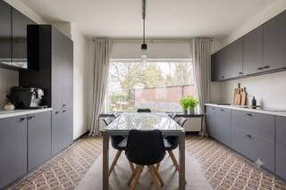 De woning onderging reeds belangrijke vernieuwingen: zo werden de keuken, badkamer, ramen én dakisolatie al aangepakt. Hierdoor kan u zich volledig focussen op de verdere afwerking en inrichting naar eigen smaak en budget.<br /><br />Indeling:<br /><br />Inkomhal<br />Leefruimte<br />Vernieuwde keuken<br />Badkamer<br />3 volwaardige slaapkamers<br />Zolder bereikbaar via vaste trap (mogelijkheden tot extra kamer/hobbyruimte)<br />Dubbele garage met extra bergruimte<br /><br />Kortom, een ideale opportuniteit voor wie op zoek is naar een woning met stevige basis, waar u zelf nog de laatste hand aan kan leggen.<br /><br />Interesse? Neem gerust contact op voor meer informatie of een bezoek ter plaatse!<br /><br />Dit pand is onderworpen aan de renovatieverplichting van de Vlaamse overheid voor residentiële gebouwen (behoudens bij sloop binnen 5 jaar na de aankoop). Consulteer voor meer informatie de website van het Vlaams Energie- en Klimaatagentschap via https://www.vlaanderen.be/een-woning-kopen/renovatieverplichting-voor-residentiele-gebouwen<br /><br />Bestuursmaatregelen in het maatregelenregister: nee