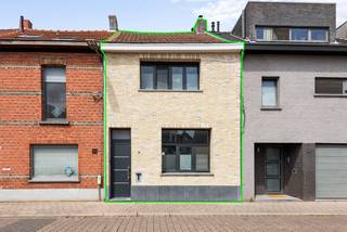 Bent u op zoek naar een toffe woning in het rustige Wijnegem met een tuin?Kom dan zeker eens een kijkje nemen naar deze ruime rijwoning op een...