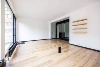 Bent u op zoek naar een kantoor of een handelsruimte (61m²) en dit op een zichtbare toplocatie? Dan stellen we graag deze ruimte aan u voor!<br /><br />U komt per direct binnen in een open ruimte die op zich toegang geeft aan een apart toilet en een keuken. Verder is er nog een ruime kelder die toegankelijk is via het handelspand zelf.<br /><br />Optioneel kunt u een overdekte autostaanplaatsen/garageboxen mee aankopen vanaf € 25.000 (exclusief van de vraagprijs).<br /><br />Voor meer informatie kan u One vastgoed steeds bereiken op volgend nummer 03 360 85 30.