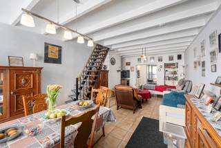 In een rustige en goed gelegen buurt vinden we deze op te frissen woning met veel potentieel en een uitzonderlijk groot perceel van 201 m². Dankzij de grote zonnige tuin is dit de ideale woning voor wie op zoek is naar ruimte en mogelijkheden om alles verder naar eigen smaak aan te passen.

Via een inkomhalletje kom je in de languitgerekte leefruimte. Aansluitend in het verlengde bevindt zich de open keuken, gevolgd door de badkamer en een apart toilet. Nog verder achteraan vinden we een praktische wasruimte en een extra ruimte die perfect kan dienen als berging, verandaruimte of zelf als derde slaapkamer. Door het smalle en diepe perceel ligt alles mooi achter elkaar, wat zorgt voor een verrassend ruime woning.

Op de eerste verdieping bevinden zich twee ruime slaapkamers. Daarboven is er nog een zolderruimte die ideaal is als extra opbergruimte.

Met een bewoonbare oppervlakte van 112 m² en een perceel van maar liefst 201 m² biedt deze woning enorm veel mogelijkheden voor wie op zoek is naar een woning met een grote tuin op een goede locatie. Een ideale kans voor wie ruimte, potentieel en een zonnige tuin belangrijk vindt.

👉 Plan nu je bezoek via jens@keyimmo.be of 0496 41 55 77 en ontdek deze kans in Blankenberge.