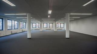 Office for sale of approx. 307m² in the 'Clintonpark' in Roeselare.<br /><br />Also possibility to rent this space!<br /><br />Pleasant space due to enormous light and unique view.<br /><br />Consists of:<br />- open space office space<br />- common entrance hall<br />- sanitation<br /><br />Any compartmentalization can of course be installed.<br /><br />Specifications:<br />- carpet<br />- central heating<br />- double glass<br /><br />This office space is part of the 'Clinton office park' and is clearly visible from the large Ring of Roeselare.<br /><br />Possibility to purchase 5 parking spaces (3 indoor and 2 outdoor car parks).<br /><br />Easily accessible from the motorway, and about 5 minutes from the centre of Roeselare.<br /><br />This property may be subject to the renovation obligation imposed by the Flemish government for non-residential buildings. For more information, consult the website of the Flemish Energy and Climate Agency via https://www.energiesparen.be/nr/renovatieverplichting.<br /><br />Do not hesitate to contact us if this company real estate consisting of an office for sale or for rent in Roeselare may interest you.