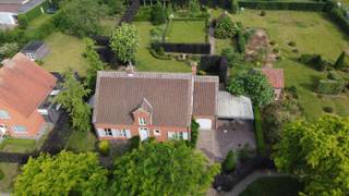 Karaktervolle fermettewoning met sauna, prachtige tuin en topligging in Melsele<br />Deze met liefde onderhouden fermettewoning combineert charme, comfort en ruimte op een uitstekende locatie tussen de E17 en E34, vlak bij het centrum van Melsele.<br />Bij het betreden van de woning valt meteen de overvloedige natuurlijke lichtinval op. De ruime leefruimte met gezellige houtkachel vormt het hart van de woning en biedt een warme, uitnodigende sfeer. Dankzij de hoge afwerkingsgraad is dit een woning waar jarenlang met zorg en aandacht werd gewoond.<br />De woning beschikt over drie volwaardige slaapkamers en een aparte bureauruimte, ideaal voor thuiswerk of hobby's. De zeer ruime badkamer biedt alle comfort voor het hele gezin.<br />Extra troeven zijn de airconditioning beneden en boven, een prachtige sauna om volledig tot rust te komen, centrale verwarming op stookolie en een praktische garage met automatische poort, aangevuld met een carport.<br />Buiten geniet u van een mooi aangelegde tuin met een overdekte zone waar het heerlijk vertoeven is tijdens elk seizoen.<br />EPC-attest is nog in aanvraag<br />Optioneel: aanpalende bouwgrond beschikbaar<br />Bij interesse gelieve uw gsm-nummer door te geven.<br />IMMOKANTOREN GELIEVE ZICH TE ONTHOUDEN