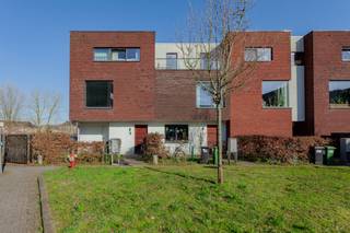 Deze fantastisch gelegen, instapklare woning heeft bijzonder veel te bieden.

Gebouwd in 2012 en dus volledig in orde op vlak van technieken en energiezuinigheid (EPC B – 114 kWh/m²). De afwerking gebeurde met tijdloze en kwalitatieve materialen zoals eiken parket, aluminium ramen en een hoogwaardige Bulthaup-keuken met Miele-toestellen.

De ligging is een absolute troef: nabij het stadscentrum en omgeven door groen zoals de Bourgoyen, Blaarmeersen en Watersportbaan. Dankzij de centrale positie tussen de kleine ring en de R4 geniet u bovendien van een uitstekende bereikbaarheid met de wagen, fiets én openbaar vervoer. Winkels en voorzieningen bevinden zich op wandelafstand.

Indeling: inkomhal met gastentoilet, eetkamer met open keuken, lichtrijke leefruimte, berging, nachthal met toilet, vier volwaardige slaapkamers en drie badkamers, waarvan twee ensuite. De master bedroom van maar liefst 25 m² beschikt over een eigen badkamer.

Ook buiten is het aangenaam vertoeven met onder meer een tuin van 85 m² en een terras van 22 m².

Een vaste staanplaats op het afgesloten terrein kan worden aangekocht voor 30.000 euro.

De woning is beschikbaar mits inachtneming van de huidige huurders.
