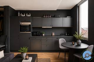 Op een uitstekende locatie in de gegeerde Landbouwstraat te Antwerpen, op wandelafstand van de levendige Abdijstraat met haar winkels, horeca en openbaar vervoer, bevindt zich dit charmante en instapklare appartement op de bovenste verdieping van een kleinschalig gebouw met slechts vier appartementen.<br /><br />Dankzij de ligging op de hoogste verdieping geniet u hier van maximale rust, veel natuurlijke lichtinval en een aangename woonbeleving. De lichtrijke leefruimte vormt het hart van het appartement en biedt voldoende plaats voor een gezellige zit- en eethoek. De praktische keuken sluit hier naadloos op aan.<br /><br />Verder beschikt het appartement over een volwaardige slaapkamer, een verzorgde badkamer en de nodige bergruimte. Doorheen het appartement werd optimaal gebruik gemaakt van de beschikbare ruimte, wat resulteert in een comfortabele en functionele indeling.<br /><br />De centrale ligging combineert een vlotte bereikbaarheid met alle dagelijkse voorzieningen binnen handbereik. Bovendien bevinden zowel het centrum van Antwerpen als belangrijke invalswegen zich op korte afstand.<br /><br />Een ideale opportuniteit voor starters, alleenstaanden, investeerders of wie op zoek is naar een zorgeloze woonst op een toplocatie.<br /><br />Interesse? Contacteer ons vandaag nog voor meer informatie of een bezoek ter plaatse.