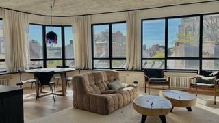 Dit gemeubeld appartement geniet van een uiterst centrale ligging in de kern van het historisch centrum en als het ware in de tuin van ‘Antwerpens Mooiste’.<br /><br />Pal in het authentieke en pittoreske hart van Antwerpen. Tal van gezellige bars, lekkere restaurants, shoppingcentra en trendy winkels alsook tal van andere ‘hotspots’ vindt u in de onmiddellijke omgeving en zijn vlot te voet bereikbaar. De voornaamste metrolijnen liggen eveneens op wandelafstand.<br /><br />Doorheen het appartement ligt een mooie massieve parketvloer.<br /><br />De leefruimte is open en licht met aansluitend de open keuken met kookeiland. Deze is spiksplinternieuw en volledig geïnstalleerd met moderne toestellen en voorzien van dubbele spoelbak, vaatwasser, koelkast met vriesvak, combi-oven en inductiekookplaat met ingebouwde afzuiging.<br /><br />Ruime masterbedroom met dressingwand. Luxueuze en suite badkamer met ruime inloopdouche en dubbel lavabomeubel, dit alles in een klassevolle marmerlook.<br /><br />De tweede slaapkamer heeft eveneens een kastenwand waarin een lavabomeubel netjes is weg gewerkt met aansluitend een inloopdouche. Deze ruimte kan ook gebruikt worden als apart bureau.<br />Aparte berging met was- droogautomaat.<br /><br />Gemeenschappelijke lasten: 100 Euro.<br />De nutsvoorzieningen (gas, water en elektriciteit) zijn privatief op te nemen. <br /><br />Onmiddellijk beschikbaar.