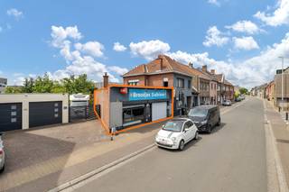 Voor meer info of een bezoek, bel 054 69 39 34 - HANDELSZAAK MET POTENTIEEL - Op een goede ligging nabij het treinstation bevindt zich...