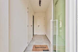 Kom vrijblijvend langs tijdens onze opendeurdagen op zaterdag 7 en 21 februari telkens van 10u tot 12u. Past dit niet? Maak vrijblijvend een afspraak met Margaux. <br />Bezoek onze modelwoning, en ontdek woning 4: voorzien van alle nieuwste technieken en op en top energiezuinigheid. <br /><br />Ontdek deze uitzonderlijk ruime woning van maar liefst 193 vierkante meter, gelegen op de residentie Minerals te Ronse. Dankzij de uitstekende bereikbaarheid van deze woningen, sta je binnen enkele minuten op de belangrijkste invalswegen richting Kluisbergen, Oudenaarde en Gent. <br />De woning ligt aan de rand van de bruisende stad Ronse, in de nabijheid van openbaar vervoer, ziekenhuizen, supermarkten, en de Markt van Ronse waar horeca zorgt voor een gezellig stadscentrum. <br /><br /><br />De geafficheerde prijs is excl. 12% registratierechten en 21% BTW. <br />Pluspunten: <br />- Regenwaterput<br />- Energiezuinig <br />- Aangelegd terras, tuin, carport en tuinberging <br />- Geverfd, raamdecoratie en verlichtingsarmaturen <br /><br /><br />De indeling van de woning is als volgt: <br />Inkomhal met gastentoilet en lavabo en toegang tot de gelijkvloerse berging. <br />Verder komen we binnen in de open eet- en leefruimte met halfopen keuken. Een grote raampartij zorgt voor een lichtrijke woning en toegang tot de tuin met terras. Achteraan de tuin vinden we de carport met tuinberging. <br />De trap neemt ons mee naar de eerste verdieping waar we 3 slaapkamers terugvinden, een apart toilet, de bergruimte op de verdieping, en de badkamer. <br />Tot slot geeft de tweede verdieping plaats voor een ruime zolderruimte die naar wens kan worden ingericht (hobbykamer, 2 extra slaapkamers, een slaapkamer met badkamer,...) of gewoon dienst kan doen als bergruimte. <br /><br />Voor meer informatie of een bezoek ter plaatse, neem contact op met Margaux van Vesta Development op het rechtstreeks nummer 0479 61 53 82 of via mail naar margaux@vestadevelopment.be