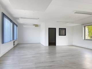 Op zoek naar een kantoorruimte met maximale visibiliteit? Deze instapklare kantoorruimte van ca. 100 m² bevindt zich op een commerciële toplocatie langs de A12, ideaal voor bedrijven die zichtbaarheid en bereikbaarheid belangrijk vinden.<br /><br />De ruimte is modern ingericht en biedt tal van mogelijkheden voor verschillende professionele activiteiten. <br /><br />Troeven:<br />Uitstekende zichtlocatie langs de A12<br />Kantooroppervlakte ca. 100 m², uitbreidbaar tot 200 m²<br />3 parkeerplaatsen naast het gebouw inbegrepen in de prijs<br />Mogelijkheid tot reclame aan de gevel én op de totem voor het gebouw<br />Geschikt voor diverse professionele doeleinden<br />Goede bereikbaarheid voor klanten en medewerkers<br />Een unieke kans om uw onderneming te vestigen op een toplocatie met uitstraling, parkeergelegenheid en maximale zichtbaarheid.
