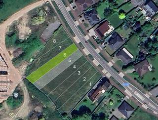 Perceel bouwgrond van 669 m² voor HOB. Afmetingen: ca 9 meter breed op 70 meter diep. Gelegen vlakbij het gezellige dorpscentrum van Ranst, vlakbij...