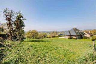 Bent u op zoek naar een unieke bouwgrond met panoramisch zicht?Dan is deze locatie misschien iets voor u! De belangrijkste kenmerken in een notendop:...