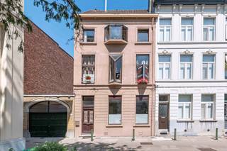 Karaktervol herenhuis op een uitzonderlijke locatie met prachtig uitzicht op het Baudelopark. <br /><br />Deze ruime woning beschikt over een bewoonbare oppervlakte van 269 m², 3 à 4 slaapkamers (afhankelijk van de indeling), 3 badkamers, kelder en een unieke buitenruimte. <br /><br />Dankzij de brede gevel heeft elke verdieping 3 ramen, wat zorgt voor een overvloed van licht in elke ruimte. <br />Belangrijke energetische werken zijn al uitgevoerd zoals de geïsoleerde voor- en achtergevels en het geïsoleerde dak. Met een nieuwe verwarmingsketel kan het huidige EPC D bovendien worden verbeterd naar EPC C.<br /><br />Indeling als volgt: <br />Gelijkvloers: De inkomhal geeft toegang tot een eerste aangename leefruimte, eetkamer, charmante veranda, recente keuken met kwalitatieve toestellen, een eerste badkamer (toilet, lavabo, douche), eerste deel van de buitenruimte, praktische berging en een droge kelder. <br /><br />Eerste verdieping: Lichtrijke leefruimte met kitchenette, tweede badkamer met ligbad en een apart toilet. Ruime slaapkamer met directe toegang tot het tweede terras,<br /><br />Tweede verdieping: Ruime slaapkamer met lavabo en nog een leefruimte die kan dienen als extra slaapkamer of hobbyruimte.<br /><br />Derde verdieping/zolder: Polyvalente ruimte, momenteel een slaapkamer, bad en douche aanwezig. <br /><br />Kortom: een ruim stadshuis voor wie op zoek is naar charme, comfort en een unieke ligging in het centrum van Gent.<br /><br />Mis deze unieke woning niet! Contacteer ons voor een bezoek of meer info.<br />092678575<br />tbaete@trevi.be