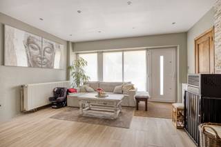 <p>Immo Pické vous propose cette maison de commerce, récemment rénovée et bien située en Okegem.<br />Le rez-de-chaussée dispose d'un espace de vie spacieux avec directement accès de la salle à manger, une cuisine ouverte, <br />un séjour et des toilettes invitées.<br />Au première étage se trouve 5 chambres (16 m²; 14,50 m²; 13 m²; 12,5 m² et 12 m²), 2 salles de bains (11,50 m² et 3 m²) et 2 halls de nuit.<br />Le deuxième étage se compose une chambre d'environ 25 m², une salle de bains de 12 m²) et un grenier à finir.<br />À l'arrière de la maison, vous trouvez un cour avec jardin, 2 garages et une cave.</p>