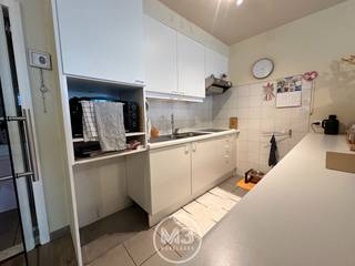 Bent u op zoek naar een comfortabel appartement op een toplocatie in Bornem? Dit gezellige appartement op de eerste verdieping, gelegen in de Boomstraat 114, bevindt zich pal in het <strong>centrum</strong> en op wandelafstand van winkels, horeca en andere voorzieningen.<br /><br />Het appartement beschikt over een praktische indeling met een <strong>lichtrijke</strong> leefruimte, een keuken, twee volwaardige slaapkamers en een badkamer. <br /><br />Achteraan bevindt zich bovendien een aangenaam <strong>terras</strong>, ideaal om even tot rust te komen of buiten te genieten van een koffietje.<br /><br /><strong>Troeven </strong>van dit appartement:<br /><br />- Gelegen in het centrum van Bornem<br />- 2 slaapkamers<br />- Terras<br />- Winkels, supermarkten en voorzieningen op wandelafstand<br /><br />Dit appartement is ideaal voor wie comfortabel wil wonen op een centrale locatie met alle faciliteiten binnen handbereik.<br /><br /><strong>Voorwaarden:</strong> eerste maand huur vooruit betaald, 3 maanden huurwaarborg, en de helft van de kosten voor de plaatsbeschrijving. <br /><br />Interesse of een bezoek plannen?<br />Neem gerust contact op voor meer informatie of om een afspraak te maken.<br /> 