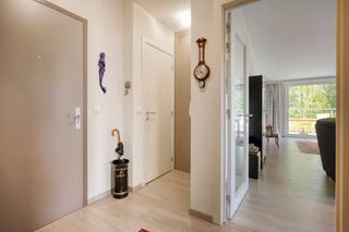 De indeling:Bij het binnenkomen word je verwelkomd in een uitnodigende inkomhal, slim ingericht met een handige ingebouwde vestiaire en een apart gastentoilet. Verder beschikt het appartement over een zeer ruime slaapkamer, de grote badkamer en is het uitgerust met een recente, individuele verwarmingsketel, wat zorgt voor een efficiënt en gecontroleerd energieverbruik. De absolute eyecatcher van dit appartement is de verrassend ruime woon- en eetkamer met keuken. Dankzij het hoge plafond en de grote raampartijen ervaar je hier een heerlijk, open ruimtegevoel en stroomt het natuurlijke licht rijkelijk naar binnen. Vanuit de leefruimte stap je naadloos over naar het grote terras, waar je in alle privacy kan genieten!Troeven:-Toplocatie: Midden in het centrum, alles op wandelafstand, maar toch omgeven door groen.-Recent en instapklaar: Gebouwd in 2008-Ruimtelijk: Prachtige leefruimte met hoge plafonds en veel lichtinval.-Zorgeloos parkeren: Inclusief private staanplaats op niveau -1 en kelder!Alles binnen handbereik: Bakkers, supermarkten, gezellige horeca en het openbaar vervoer bevinden zich allemaal op comfortabele wandelafstand. Toch geniet je thuis van de rustgevende natuur!Laat deze buitenkans niet schieten! Neem vandaag nog contact met ons op voor meer informatie of om een bezichtiging in te plannen: olivia.laporte@dewaele.comBestuursmaatregelen in het maatregelenregister: nee
