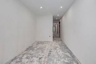 <p><span>Deze ruime </span><span>casco gezinswonin</span><span>g is rustig gelegen in een doodlopende straat, vlak bij het centrum van Putte-Kapellen. Dankzij de vlotte verbinding met de omliggende gemeenten en belangrijke invalswegen geniet je hier van een rustige, maar toch goed bereikbare ligging.</span></p><p><span> </span></p><p><span>De woning beschikt over een </span><span>bewoonbare oppervlakte van ca. 240 m²</span><span> en is gelegen op een perceel van 235 m². Met </span><span>drie slaapkamers,</span><span> een inpandige garage, een ruime leefruimte en een </span><span>zuidgericht terras</span><span> biedt deze woning bijzonder veel ruimte. De belangrijkste technische werken werden reeds uitgevoerd, waardoor je de verdere afwerking volledig naar eigen smaak kunt bepalen.</span></p><p><span> </span></p><p><span>Indeling</span></p><p><span>ruime inkomhal</span></p><p><span>inpandige garage</span></p><p><span>aparte traphal</span></p><p><span>ruimte voor badkamer of douchekamer</span></p><p><span>praktische berging</span></p><p><span>aparte ruimte voor afvalopslag</span></p><p><span>polyvalente ruimte met zicht op de tuin, geschikt als bureau, hobbyruimte of extra slaapkamer</span></p><p><span>ruime en lichtrijke leefruimte van ca. 65 m²</span></p><p><span>open keukenruimte</span></p><p><span>zuidgericht terras van 19 m²</span></p><p><span>masterbedroom met ruimte voor dressing</span></p><p><span>ruimte voor een tweede badkamer</span></p><p><span>ruime overloop met lichtkoepel</span></p><p><span>slaapkamer 2</span></p><p><span>slaapkamer 3</span></p><p><span>tuin</span></p><p><span> </span></p><p><span>Troeven</span></p><p><span>rustige ligging in een doodlopende straat</span></p><p><span>vlak bij het centrum van Putte-Kapellen</span></p><p><span>bewoonbare oppervlakte van ca. 240 m²</span></p><p><span>volledig naar eigen smaak af te werken</span></p><p><span>ruime leefruimte van ca. 65 m²</span></p><p><span>zuidgericht terras</span></p><p><span>drie slaapkamers</span></p><p><span>mogelijkheid tot twee badkamers</span></p><p><span>inpandige garage</span></p><p><span>polyvalente ruimte met tuinzicht</span></p><p><span>aankoop onder registratierechten</span></p><p><span> </span></p><p><span>Ben jij geïnteresseerd in deze casco gezinswoning in Putte-Kapellen, ben je op zoek naar ander vastgoed of wens je de waarde van jouw eigendom te kennen? Dan ben je bij BOLT immo aan het juiste adres! Wij helpen jou graag verder.</span></p><p><span> </span></p>