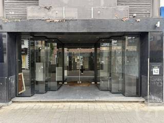 Handelspand in het centrum van Tremelo op de winkelstraat!Op het gelijkvloers is er een commerciële ruimte met een mooie etalage, een badkamer, een...