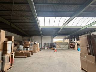 Gerenoveerd magazijn van 650 m² in combinatie met 70 m²  kantoorruimte te huur.Fantastisch gelegen met vlotte verbinding naar de E19 (Machelen) en de...